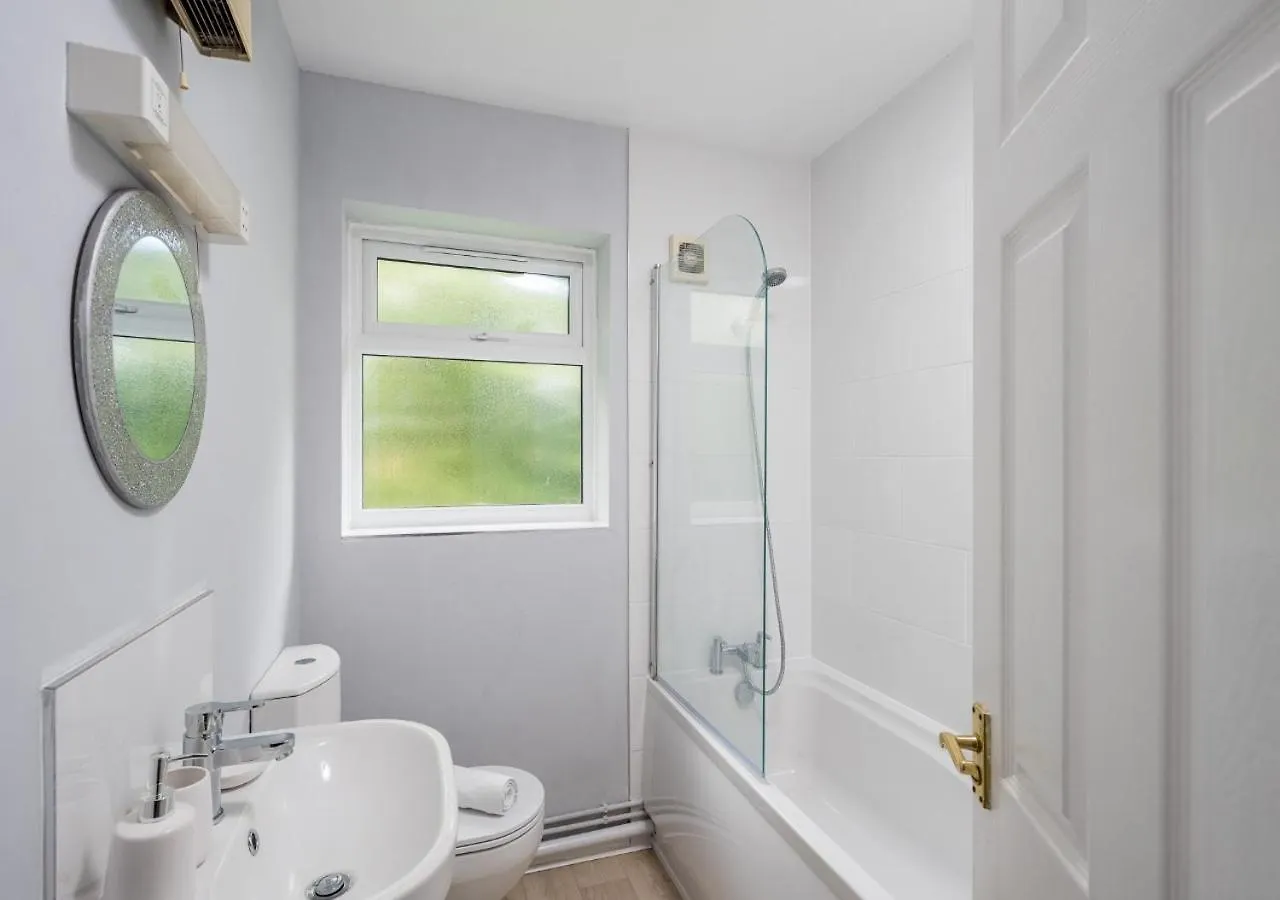 Crawley 1-Bedroom Near Gatwick Airport With Free Parking Ifield 0*,  United Kingdom