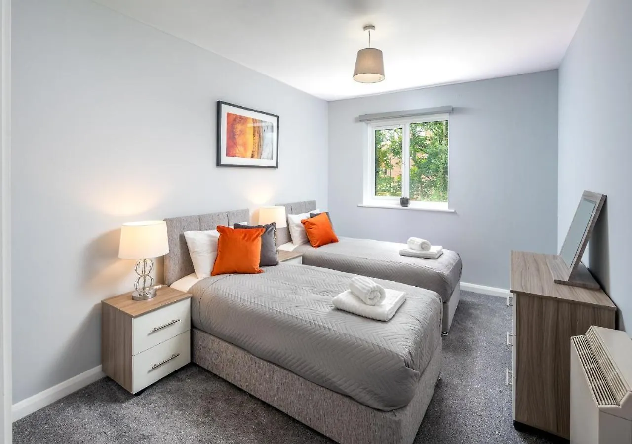 Crawley 1-Bedroom Near Gatwick Airport With Free Parking Ifield Apartment